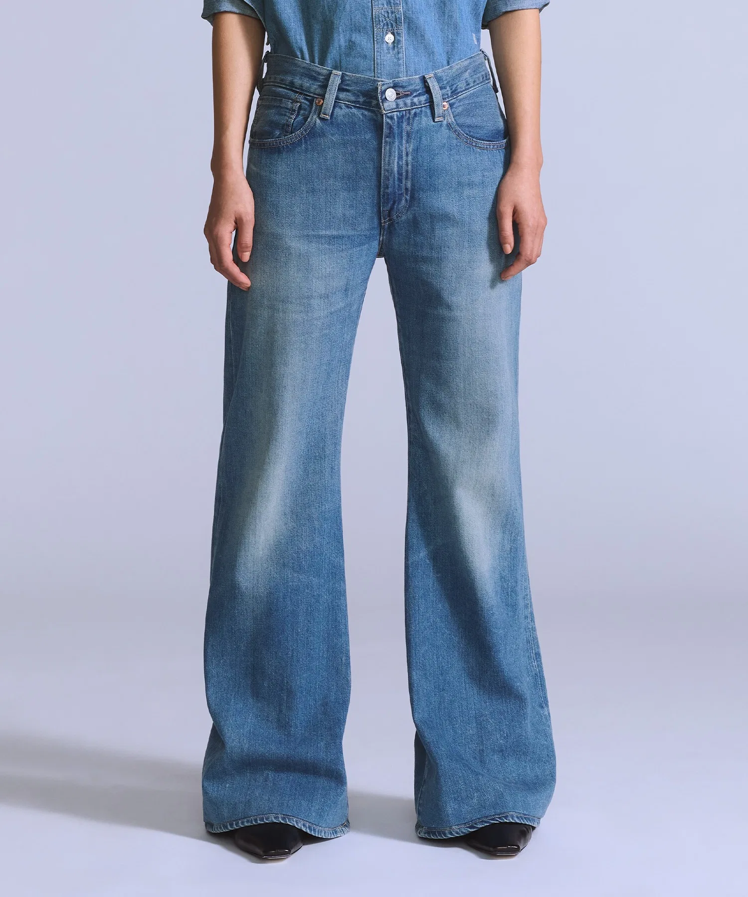 Джинсы Levi's BLUETAB™ CARVE Relaxed, цвет Medium Indigo, произведено в Японии.