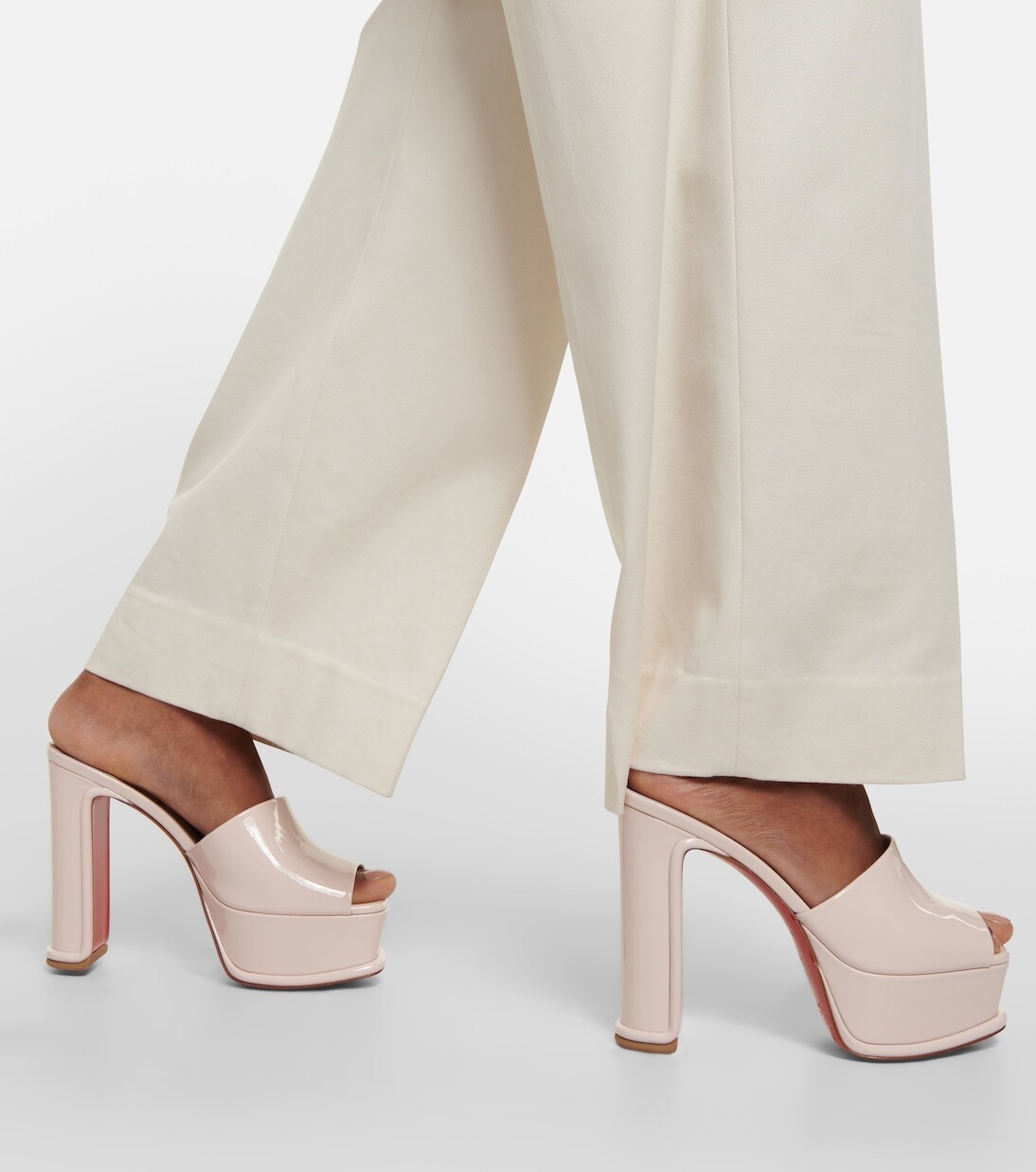 Босоножки amali alta из лакированной кожи Christian Louboutin, белый — фото 4