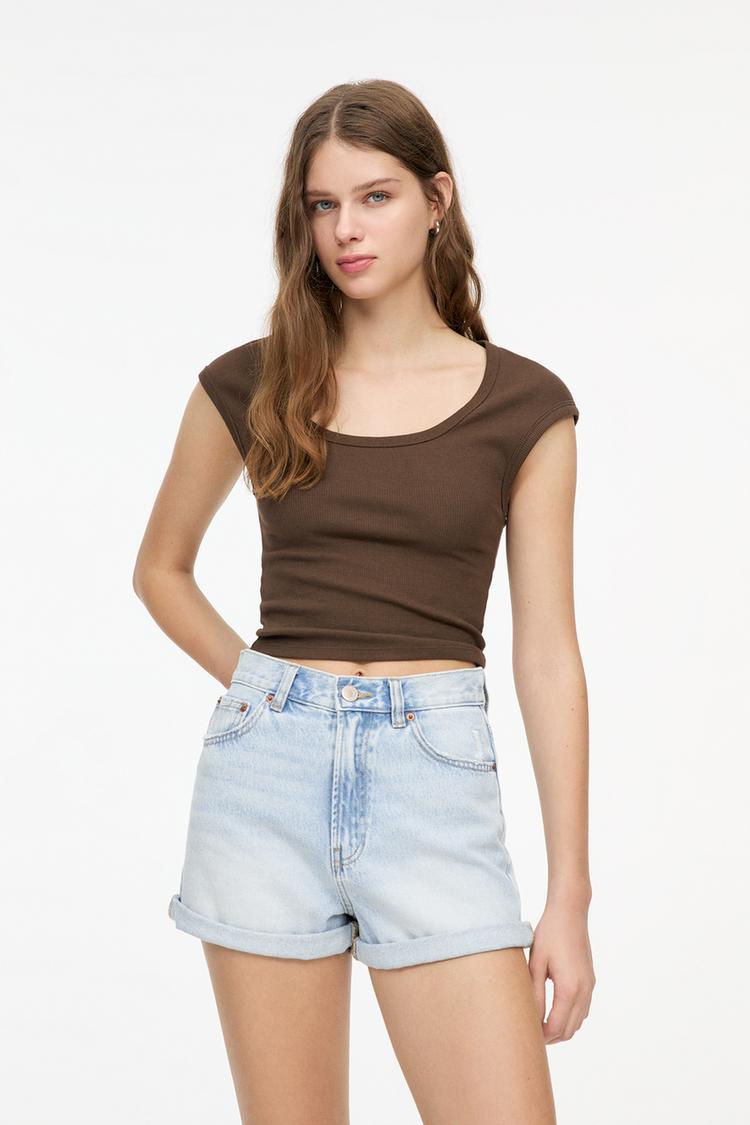 

Джинсовые шорты mom с отворотами Pull And Bear, голубой
