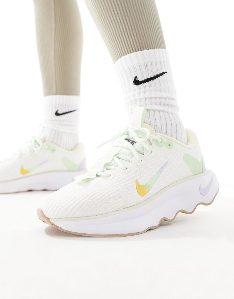 

Белоснежные кроссовки Nike Motiva