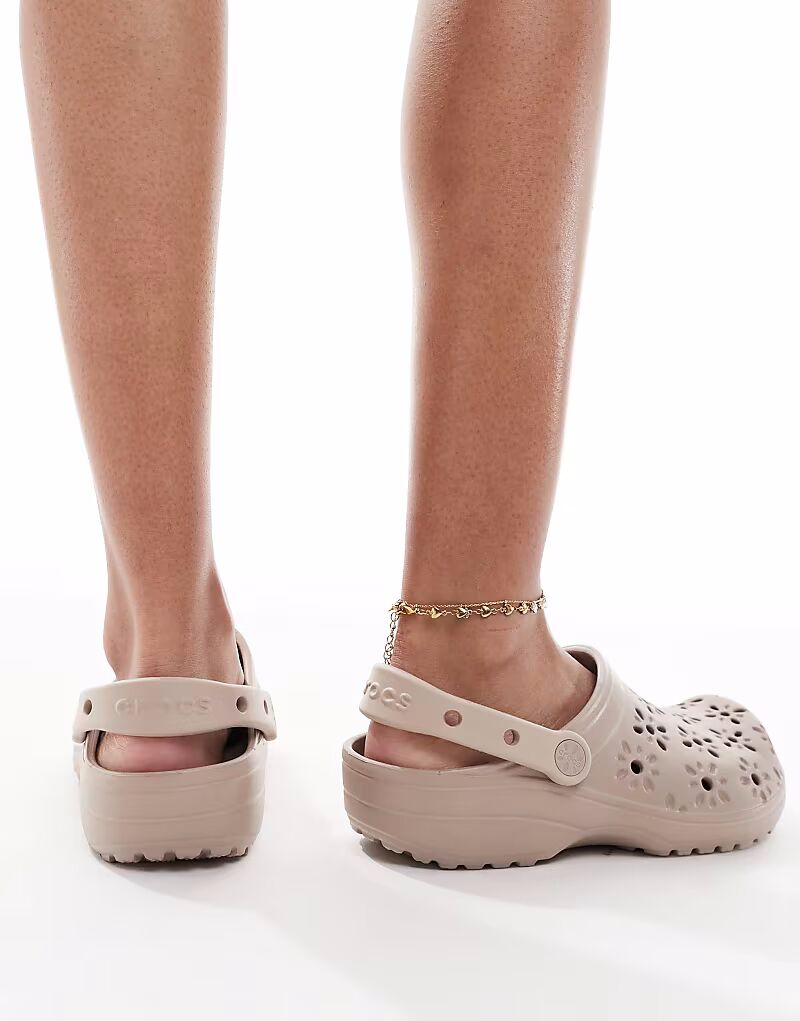 Классические сабо Crocs с цветочным узором в серо-коричневом цвете — фото 4