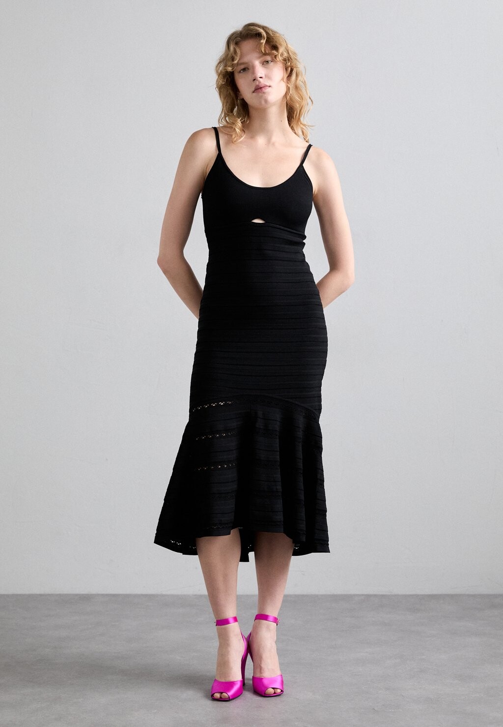 

Трикотажное платье CUT OUT DETAIL CAMI DRESS Victoria Beckham, черный