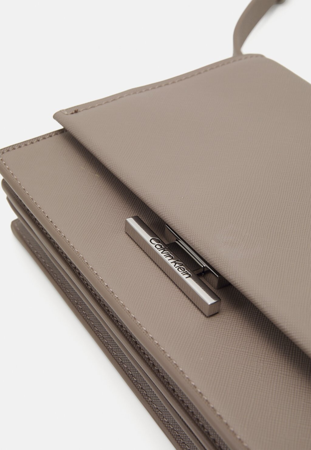 

Клатч LINEAR CROSSBODY Calvin Klein, светло-серый