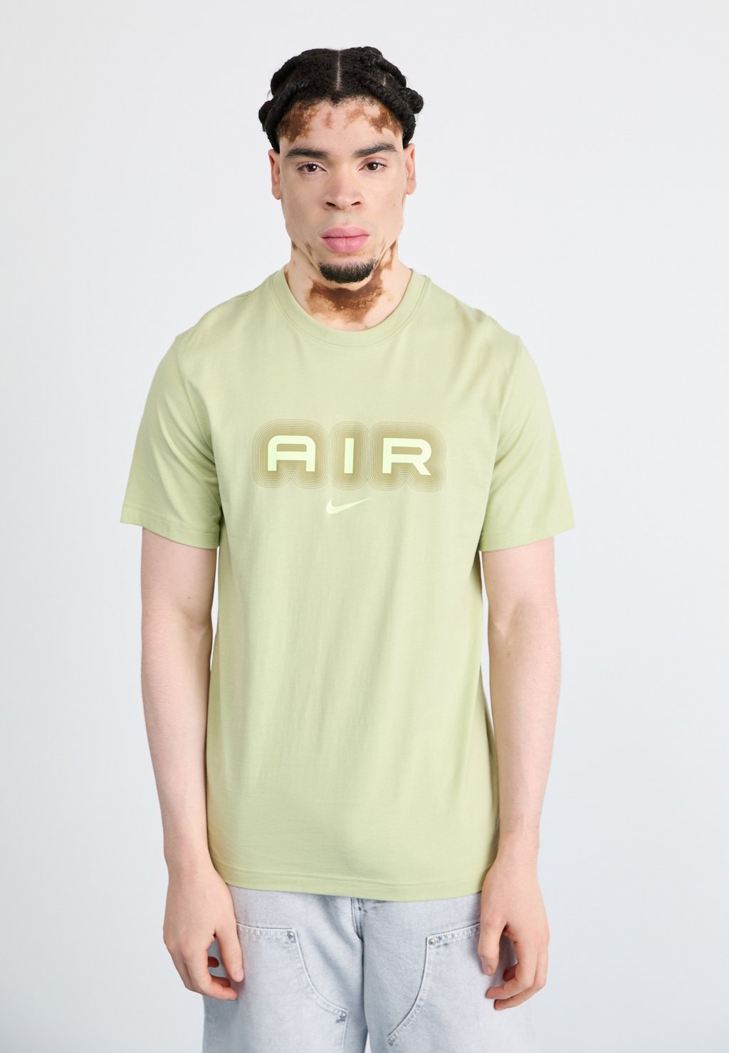 

Футболка с принтом AIR GRAPHIC TEE Nike Sportswear, зеленый