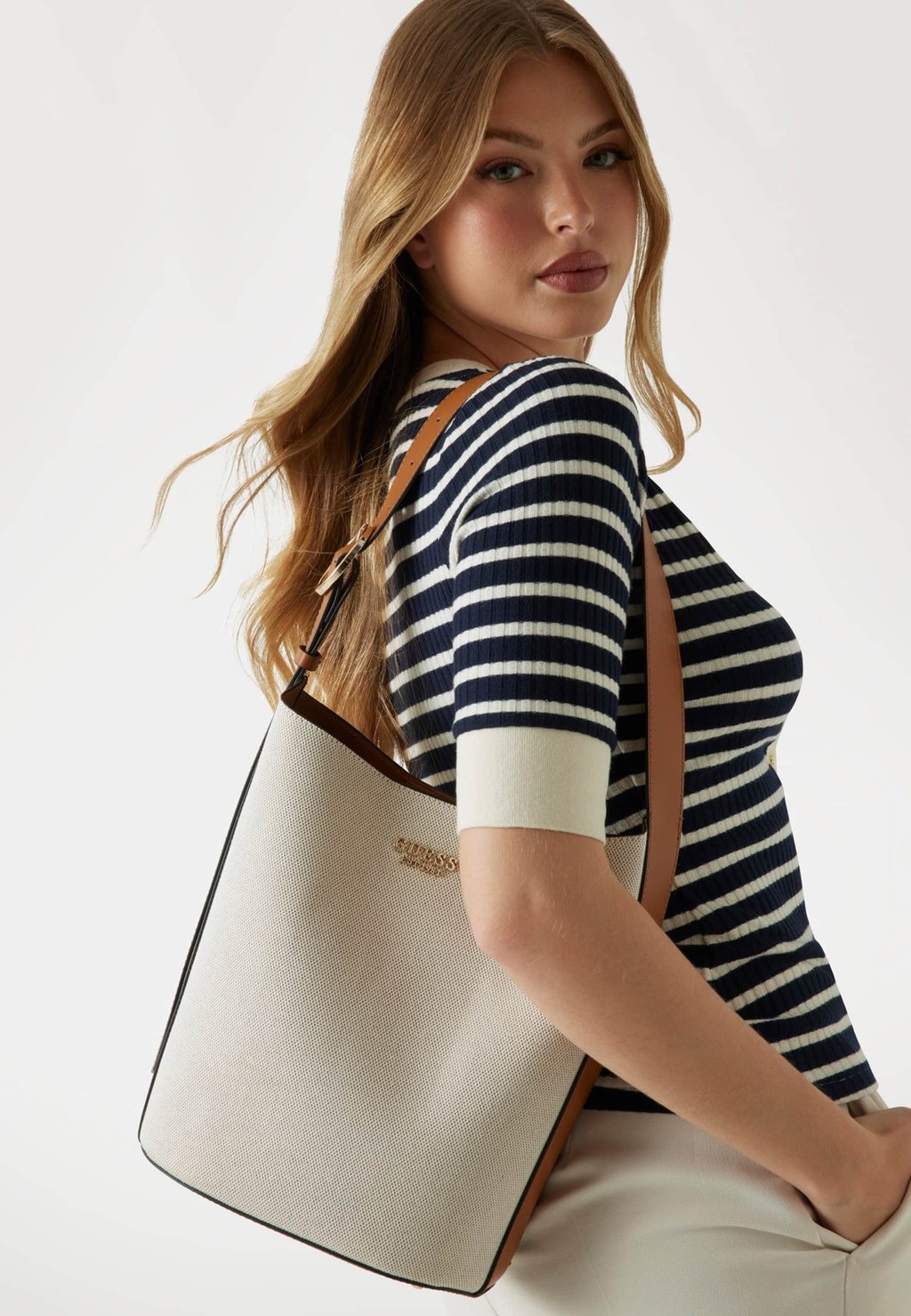 

Сумка SCHULTERT NICOLETTE MIT POCHETTE Guess, коричневый