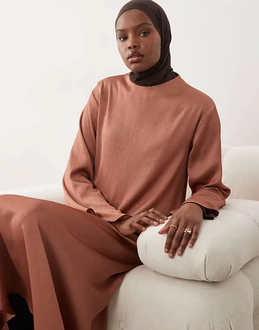 

Ржавая туника из кованого атласа с высоким воротником IAAL