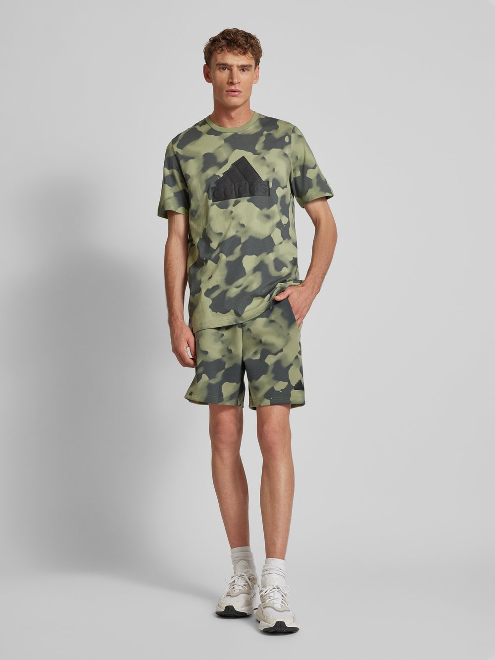 

Спортивные шорты классического кроя с этикеткой ADIDAS SPORTSWEAR, оливковый