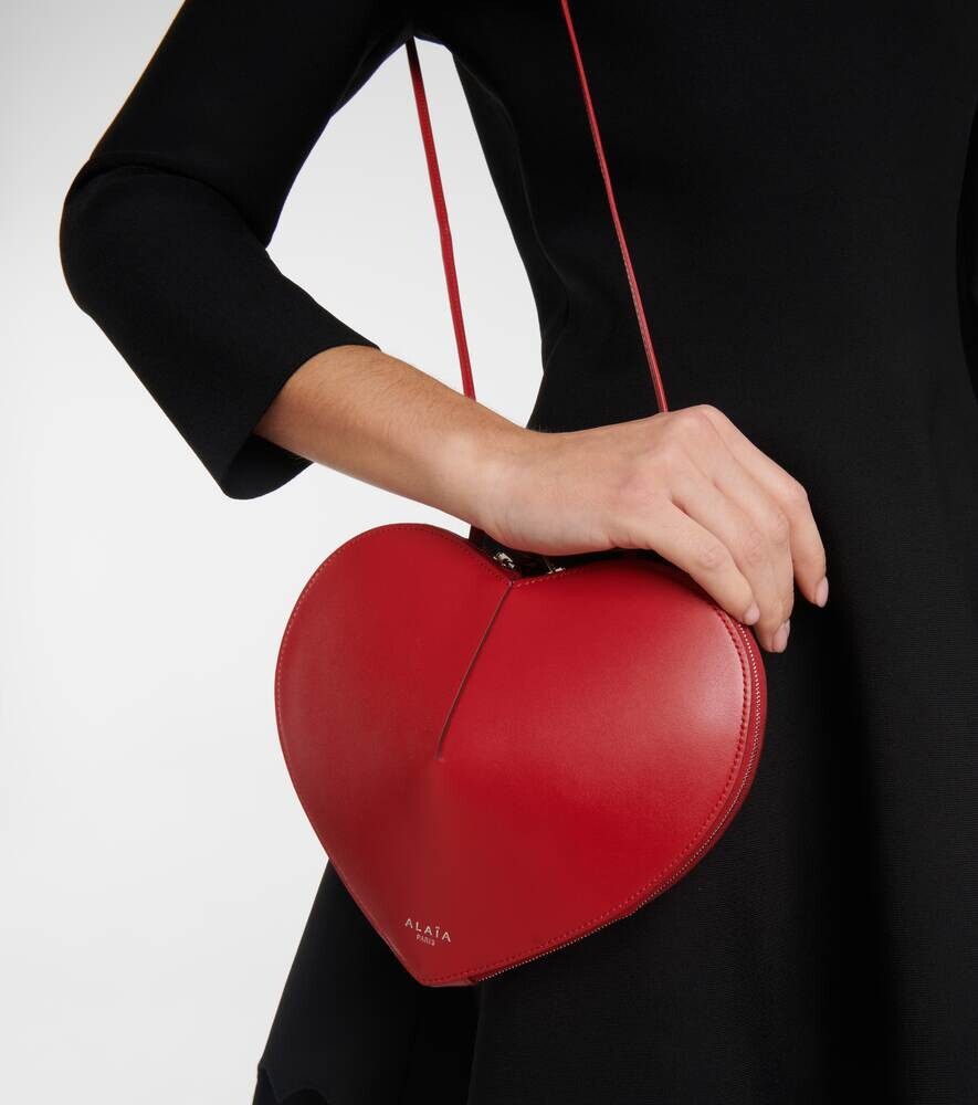 

Сумка Alaïa Cœur Small leather shoulder, красный