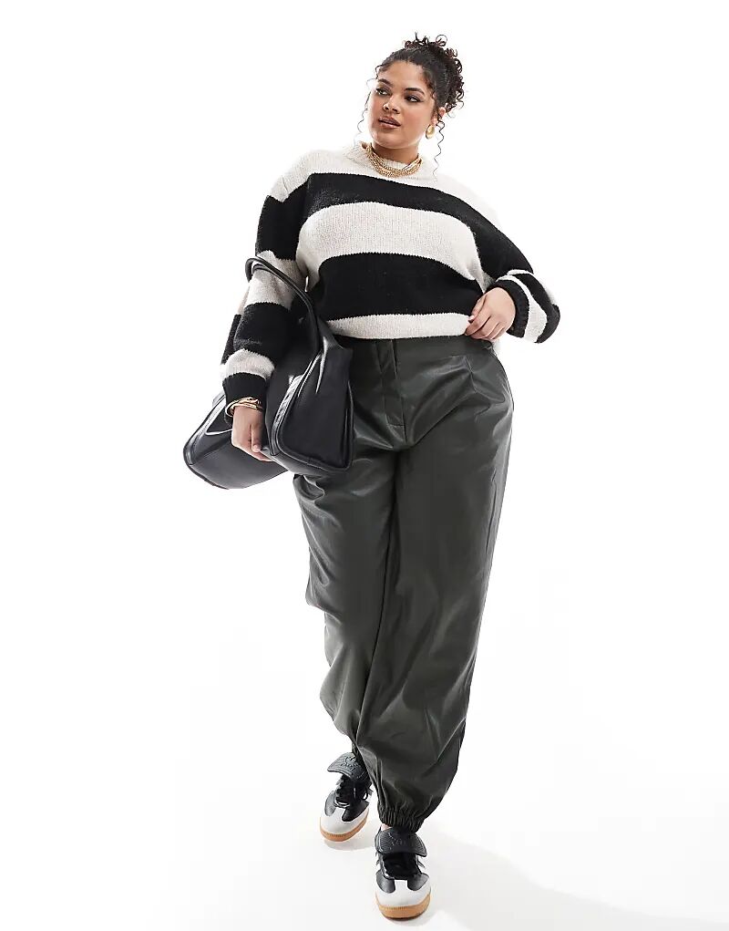 

Джоггеры Curve из искусственной кожи цвета хаки ASOS DESIGN