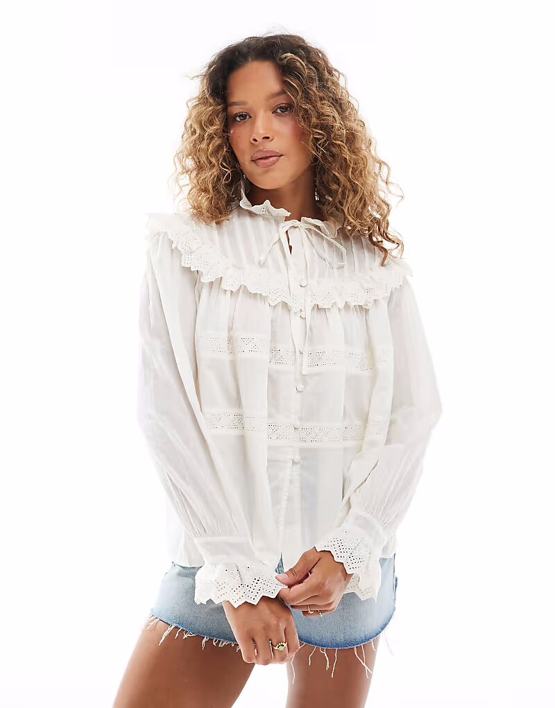 

Рубашка ASOS DESIGN с оборками и кружевными вставками кремового цвета