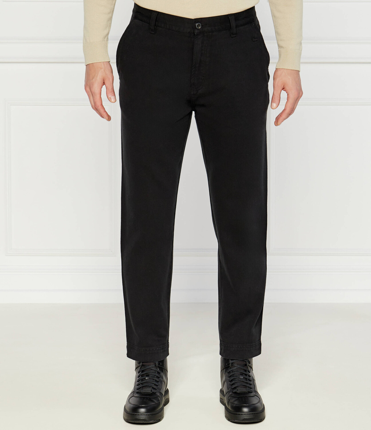 

Джинсы HUGO Tapered fit, черный