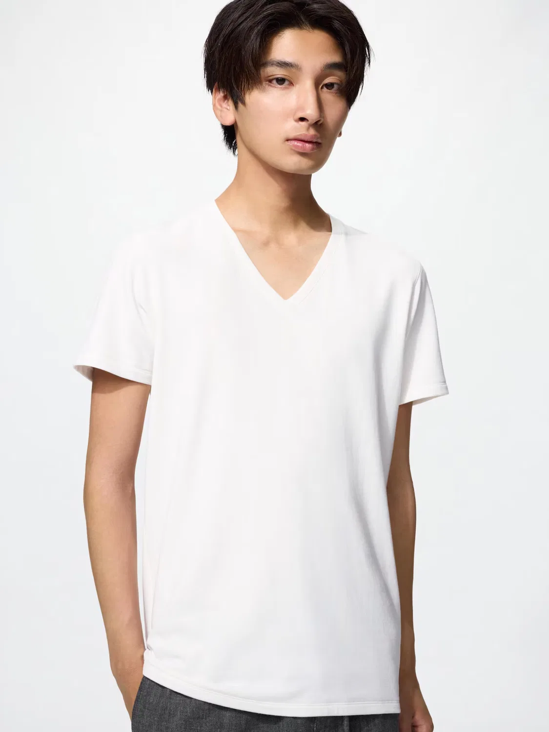 Футболка Uniqlo Heattech, хлопковая, с V-образным вырезом, кремовый