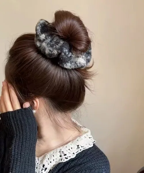Шишечка из клетчатой ткани с ворсом, бренд Mayree, бежевый — фото 4