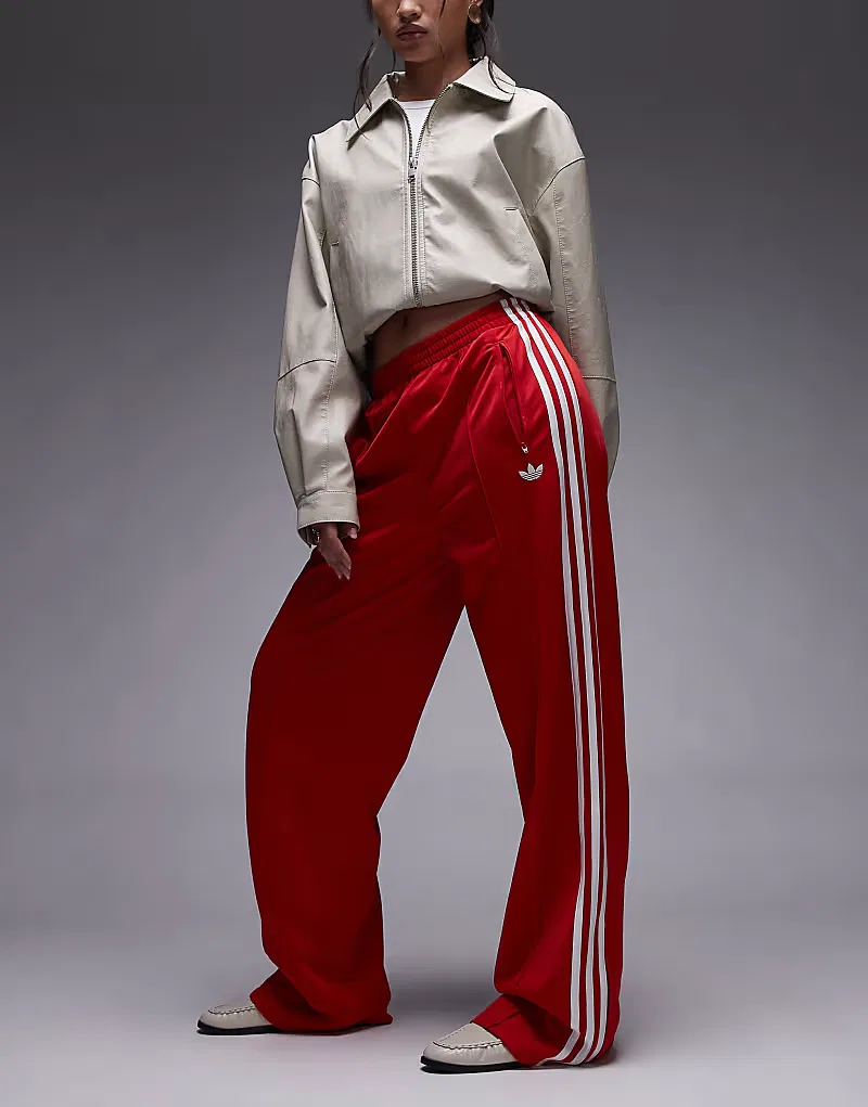 Свободные спортивные брюки Adidas Originals Firebird в красно-белом цвете