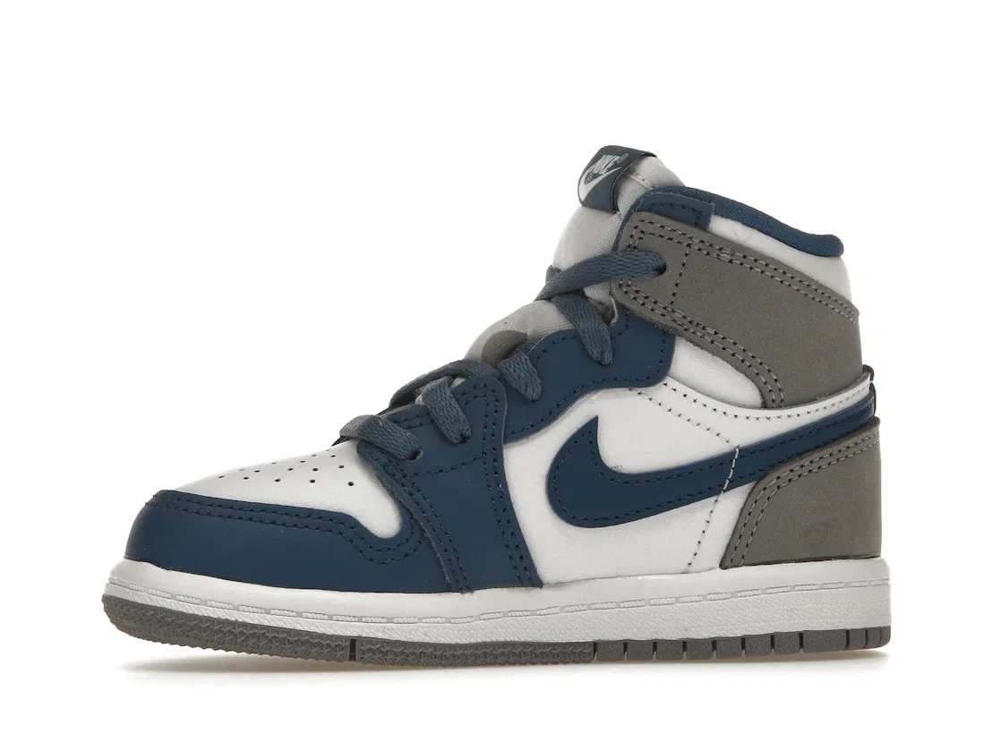 Детские кроссовки для мальчиков высокие с перфорированным носком Jordan 1 Retro High OG, True Blue/White/Cement Grey — фото 3