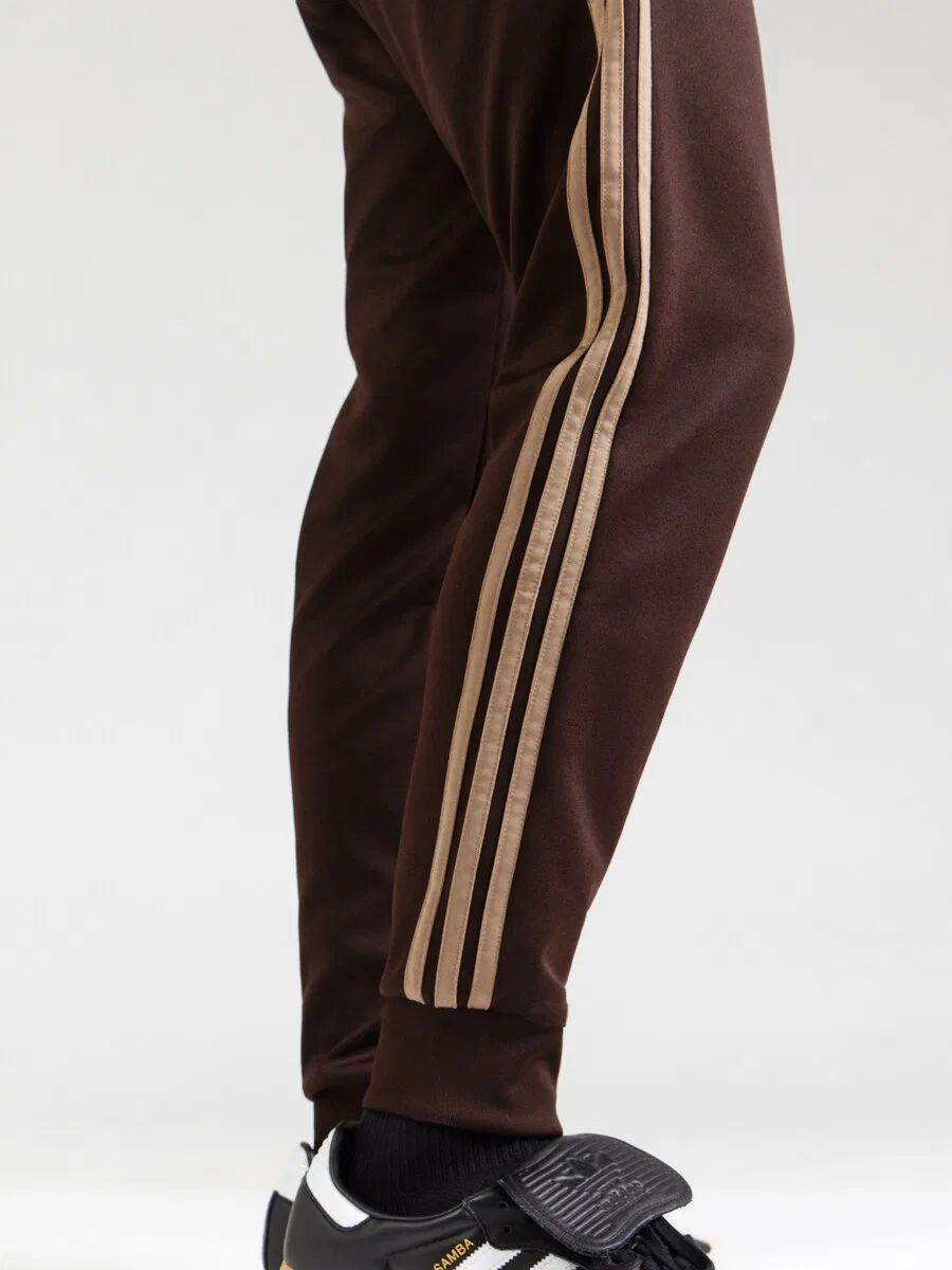 Зауженные брюки ADIDAS ORIGINALS 'SUPERSTAR' шоколадного цвета — фото 3
