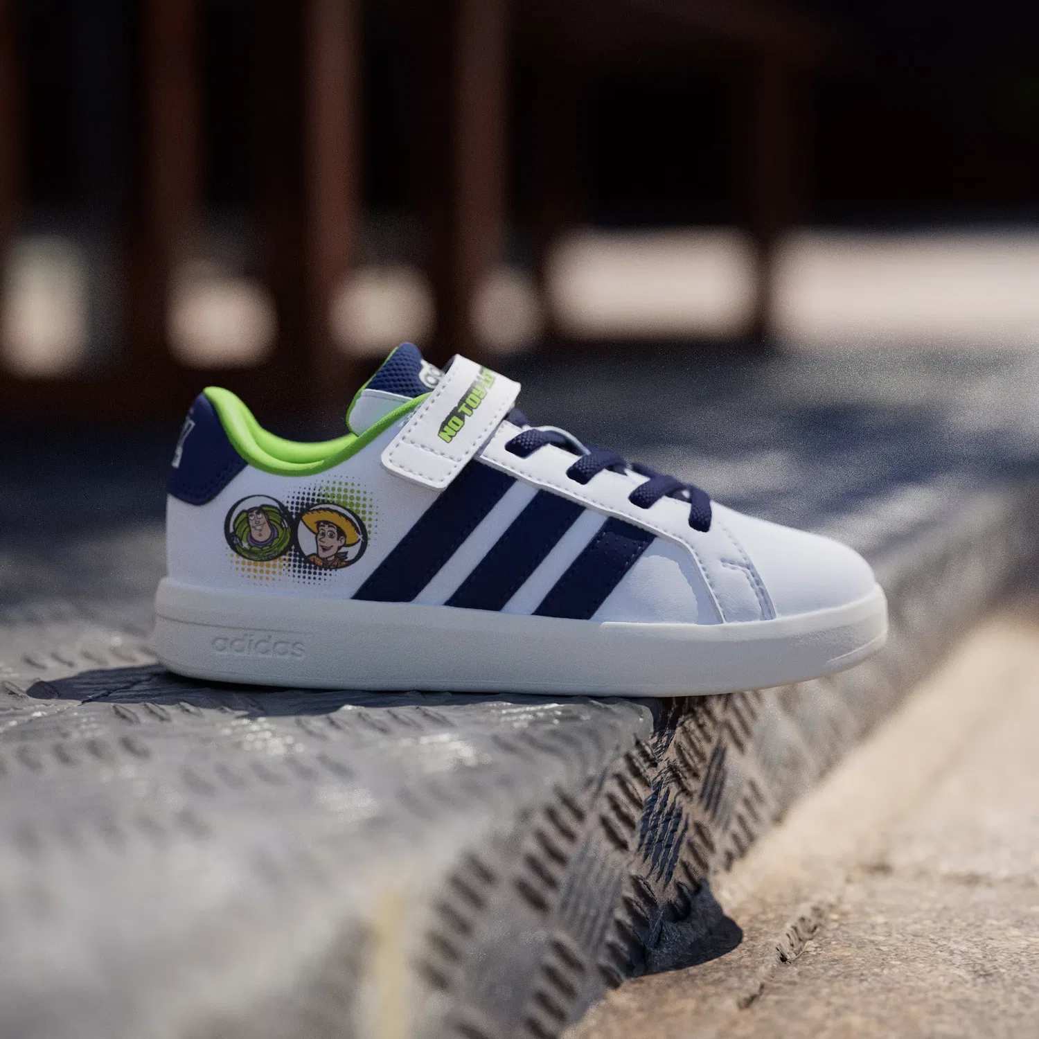 Детские кроссовки с эластичными шнурками Pixar Toy Story Grand Court Adidas Sportswear, облачно-белый/темно-синий/кремовый — фото 3