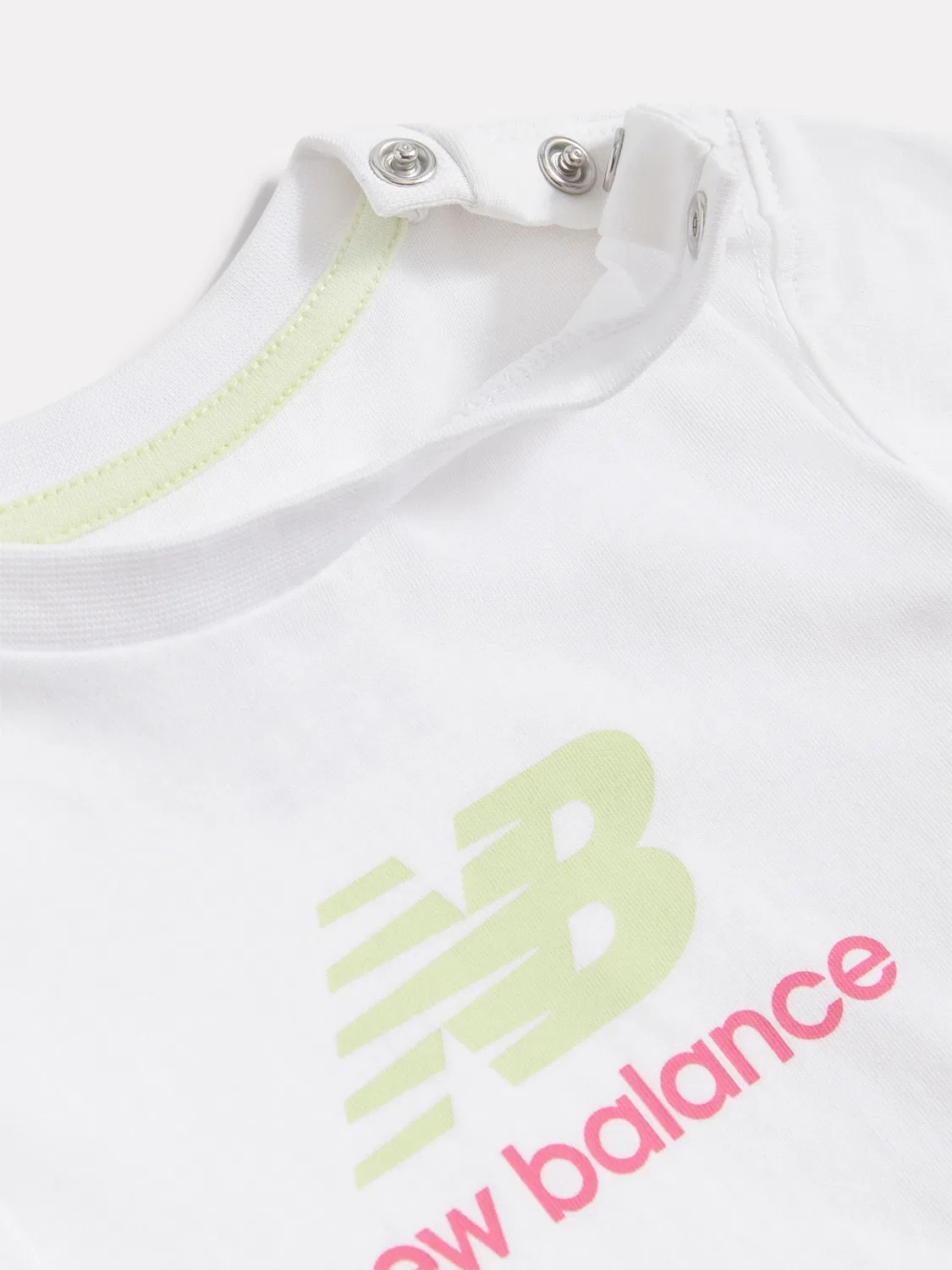 Комплект футболка и джоггеры Stacked Logo New Balance, белый/розовый — фото 3