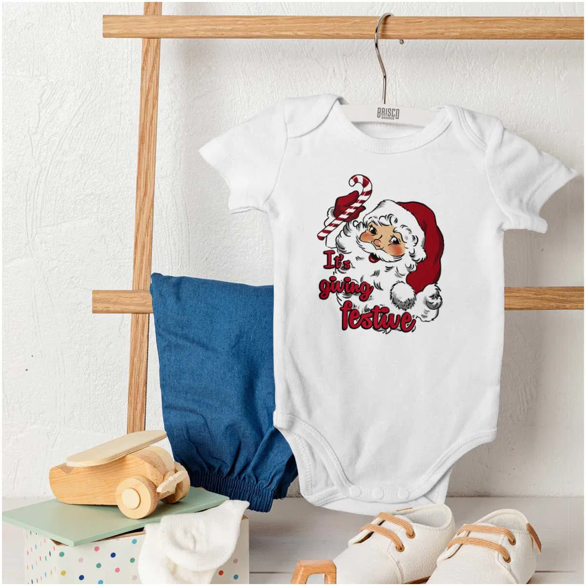 Детский боди-комбинезон с принтом Christmas Santa Its Giving Festive Brisco Brands, White — фото 4