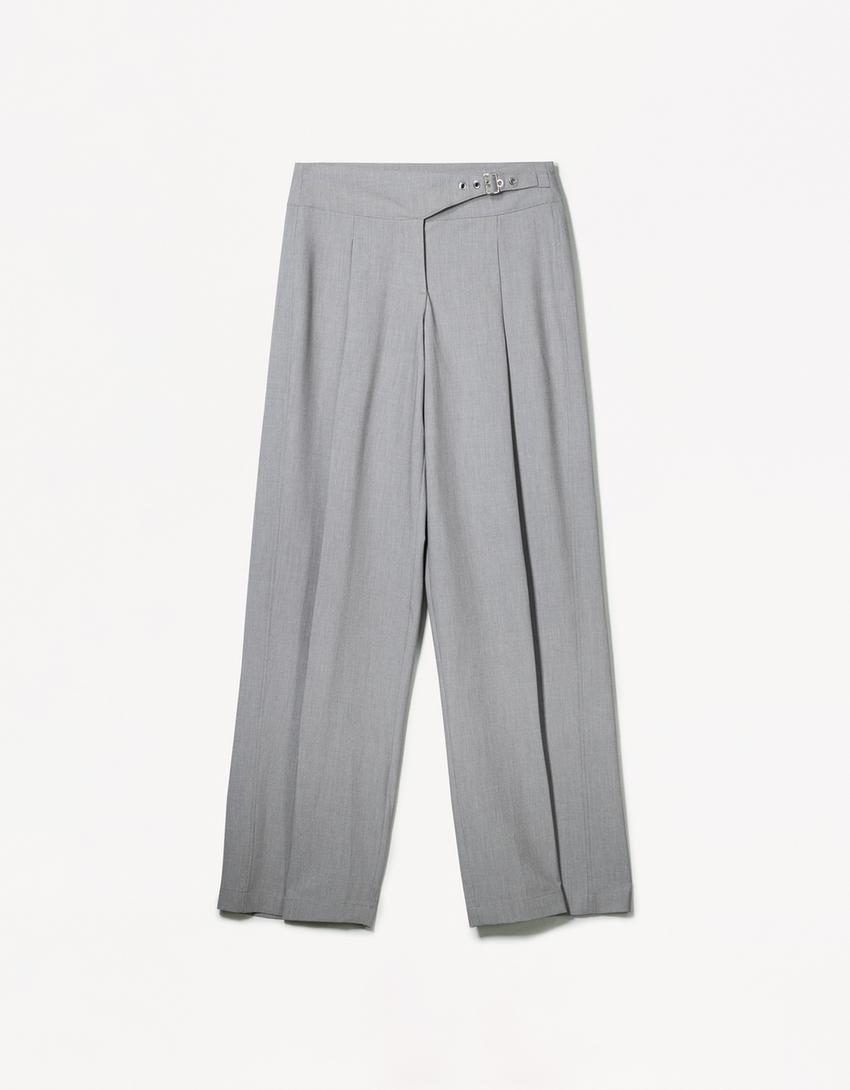 

Брюки с вытачками и пряжкой Bershka, серый