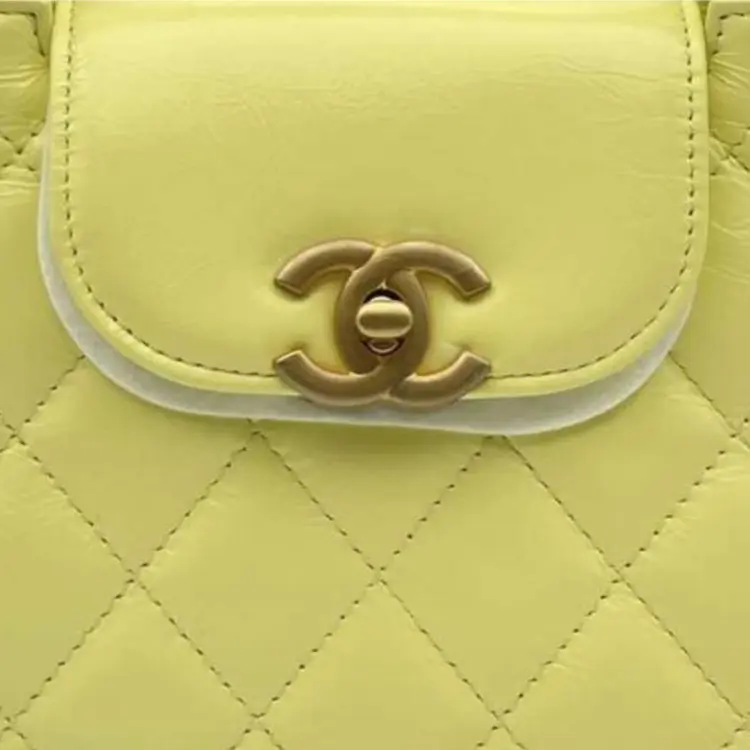 CHANEL Женская миниатюрная желтая сумка через плечо из глянцевой телячьей кожи — фото 4