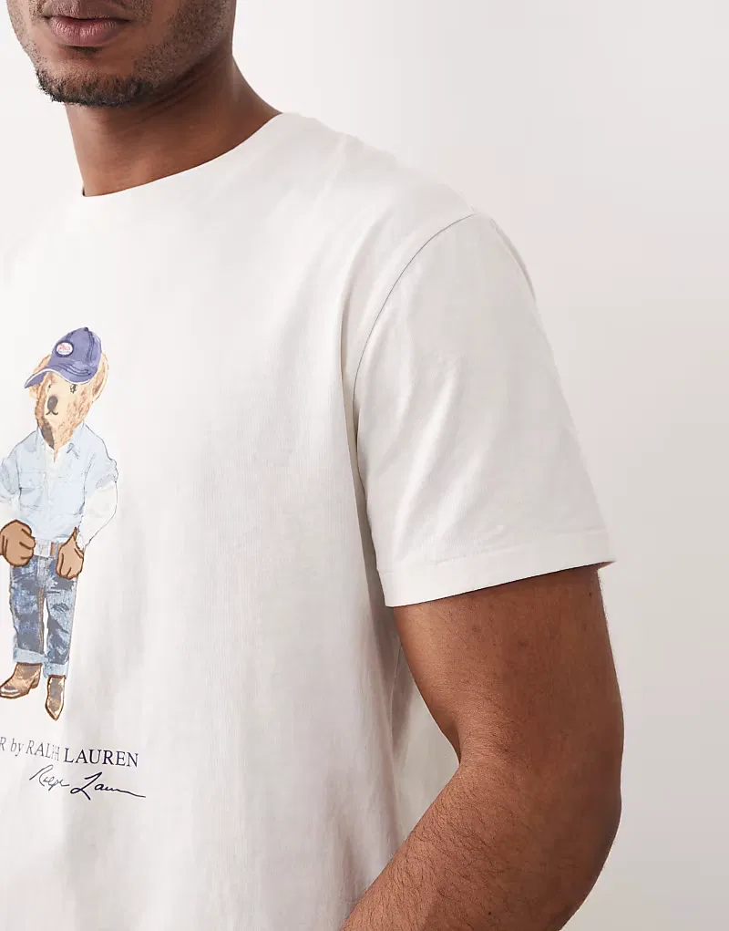 Белая джинсовая футболка-поло Polo Ralph Lauren с принтом на груди в виде медведя — фото 3