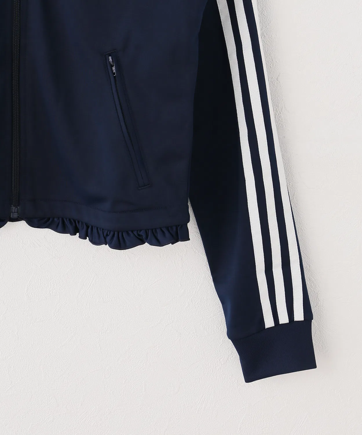 Женская куртка-бомбер с плиссировкой, модель PLEATED FIREBIRD TRACK TOP, Adidas Originals, Черный — фото 4
