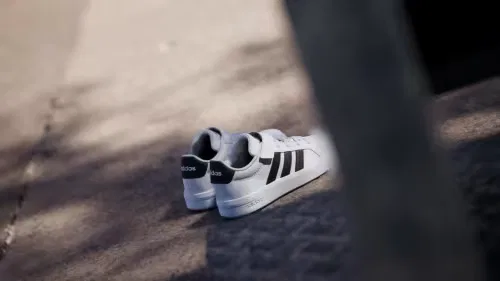 Детские кроссовки на эластичных шнурках Grand Court 3.0 Adidas Sportswear, белый/черный — фото 2