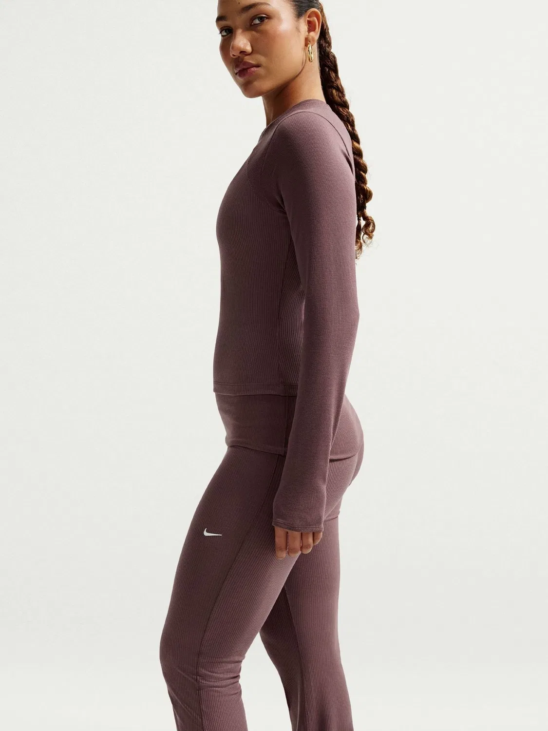 Леггинсы с широкими штанинами, рифленые Nike, татуировочный коричневый — фото 4