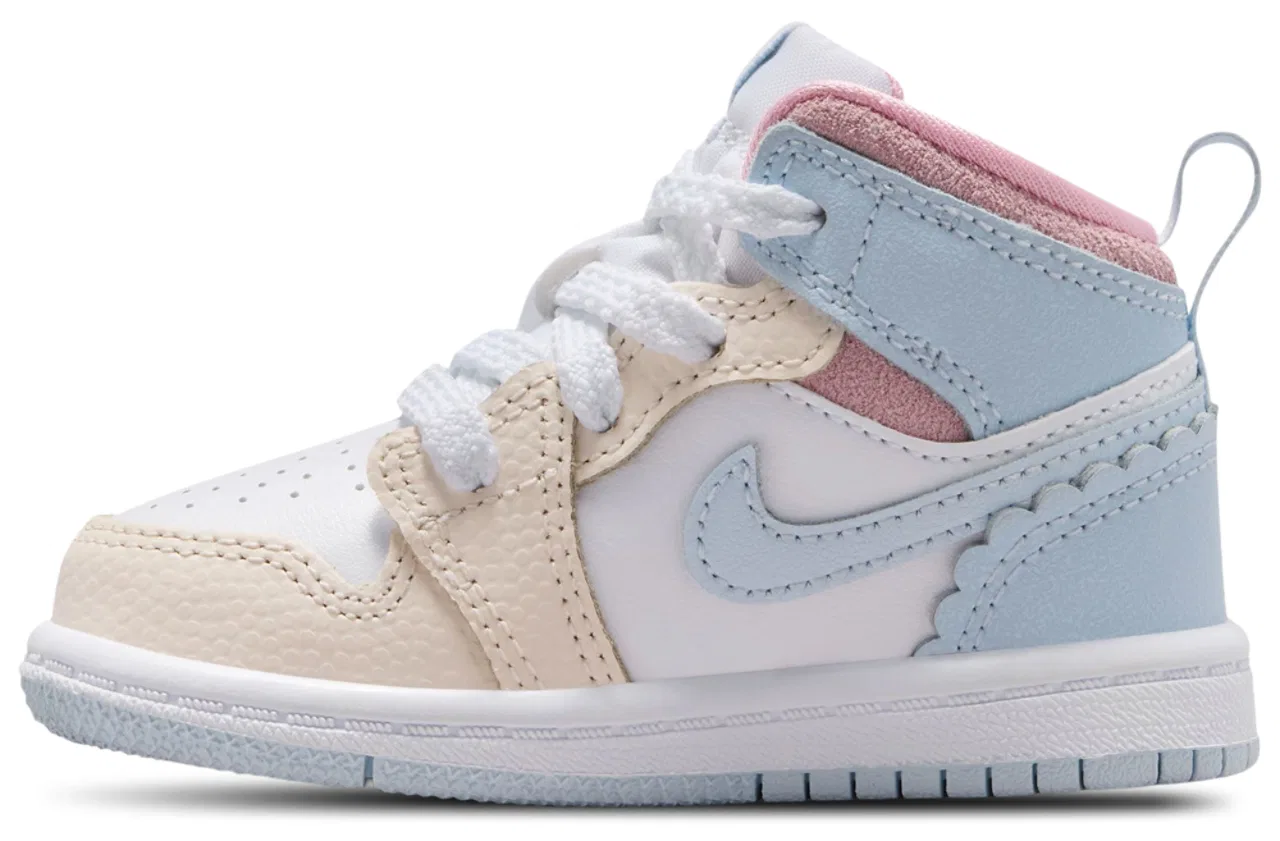 Кроссовки для девочек Jordan 1 Mid SE Fem, цвет White/Pale Ivory/Half Blue — фото 2