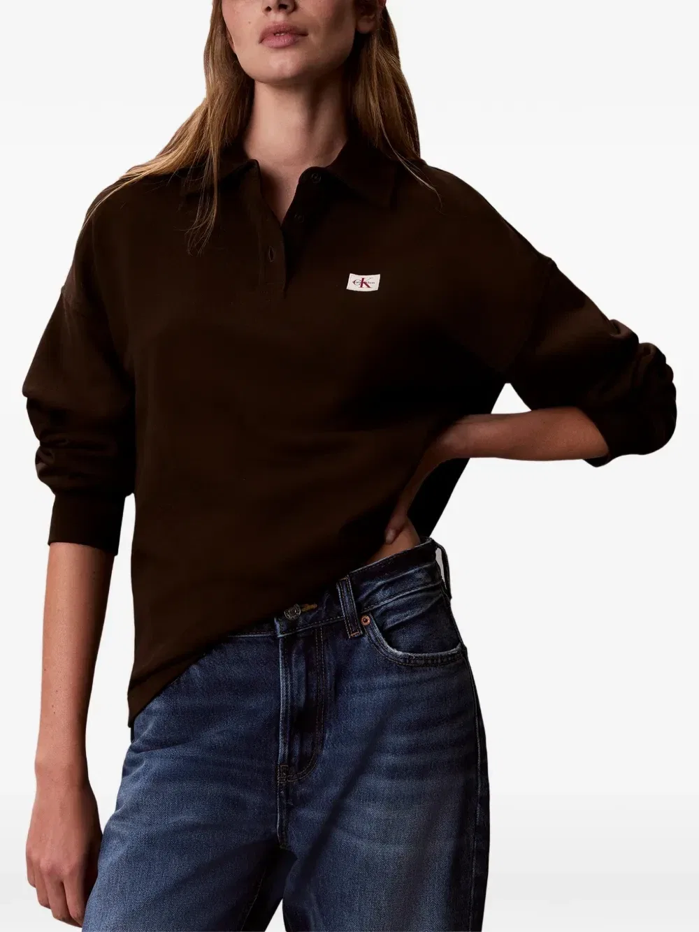 Поло с длинными рукавами и нашивкой-логотипом Calvin Klein, коричневый — фото 2