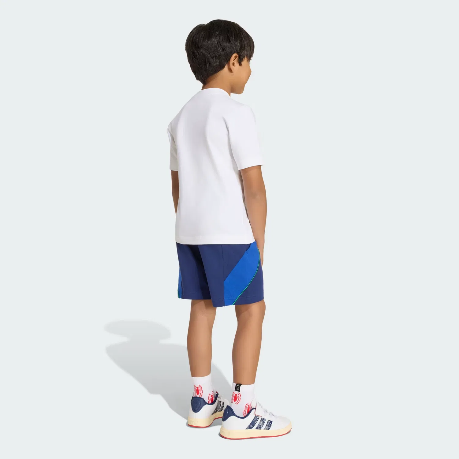 Детский комплект с принтом из футболки и шорт Marvel Spider-Man Adidas Sportswear, белый/темно-синий — фото 4