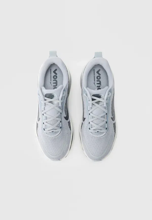 Кроссовки беговые Vomero 18 Nike Performance, Spruce Aura/Black Spruce/Jade Horizon/Light Silver-coloured/Sail, белый/серый — фото 4