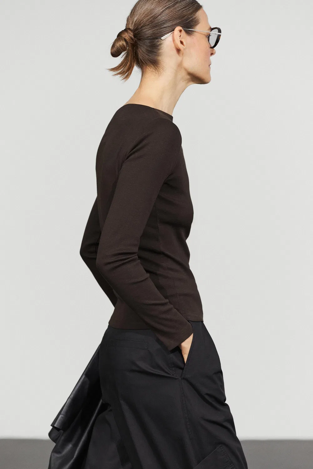 Лонгслив Massimo Dutti Draped Shoulder Detail, коричневый — фото 4