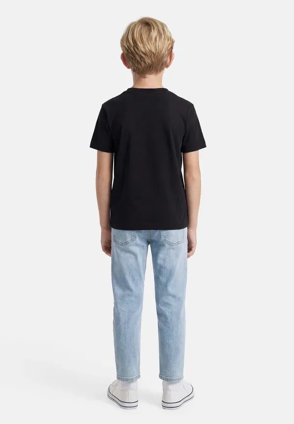 Комплект из двух футболок унисекс с логотипом Calvin Klein Jeans, белый/черный — фото 2