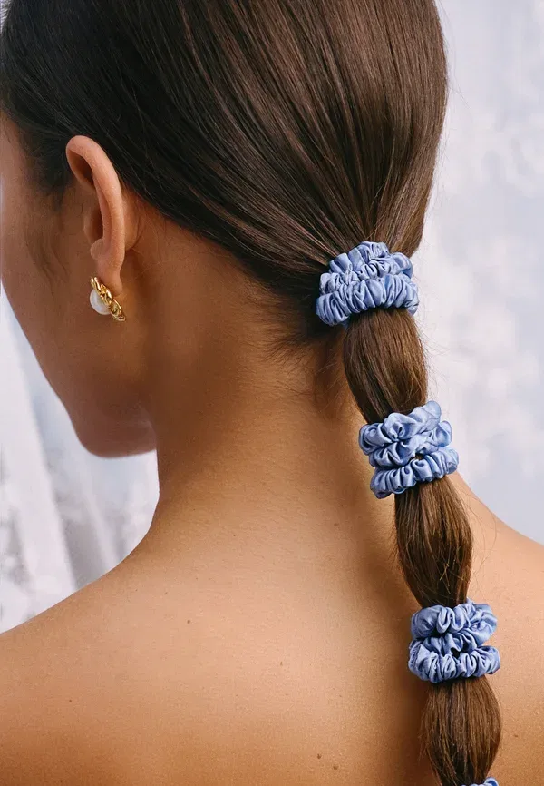 Комплект из 4 резинок для волос Pure Silk Skinny Scrunchies Slip, cornflower — фото 3