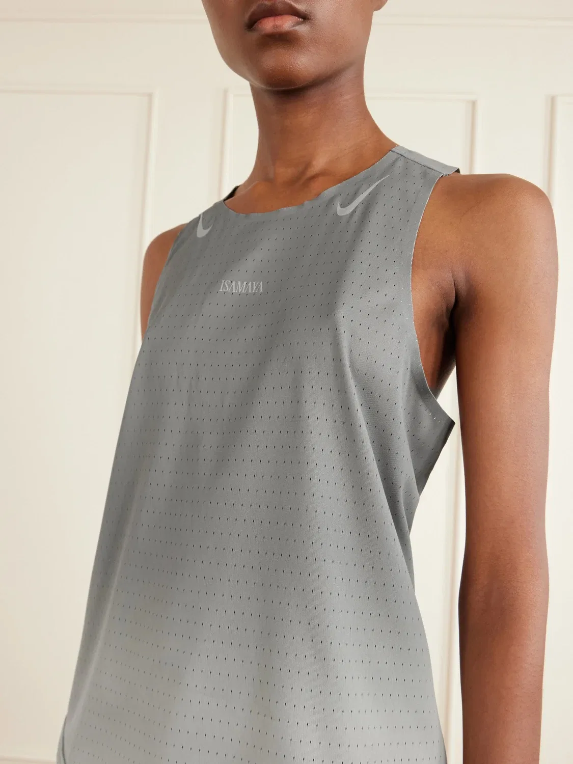 Isamaya Ffrench AirSwift перфорированная майка Dri-FIT ADV Nike, серебряный — фото 3