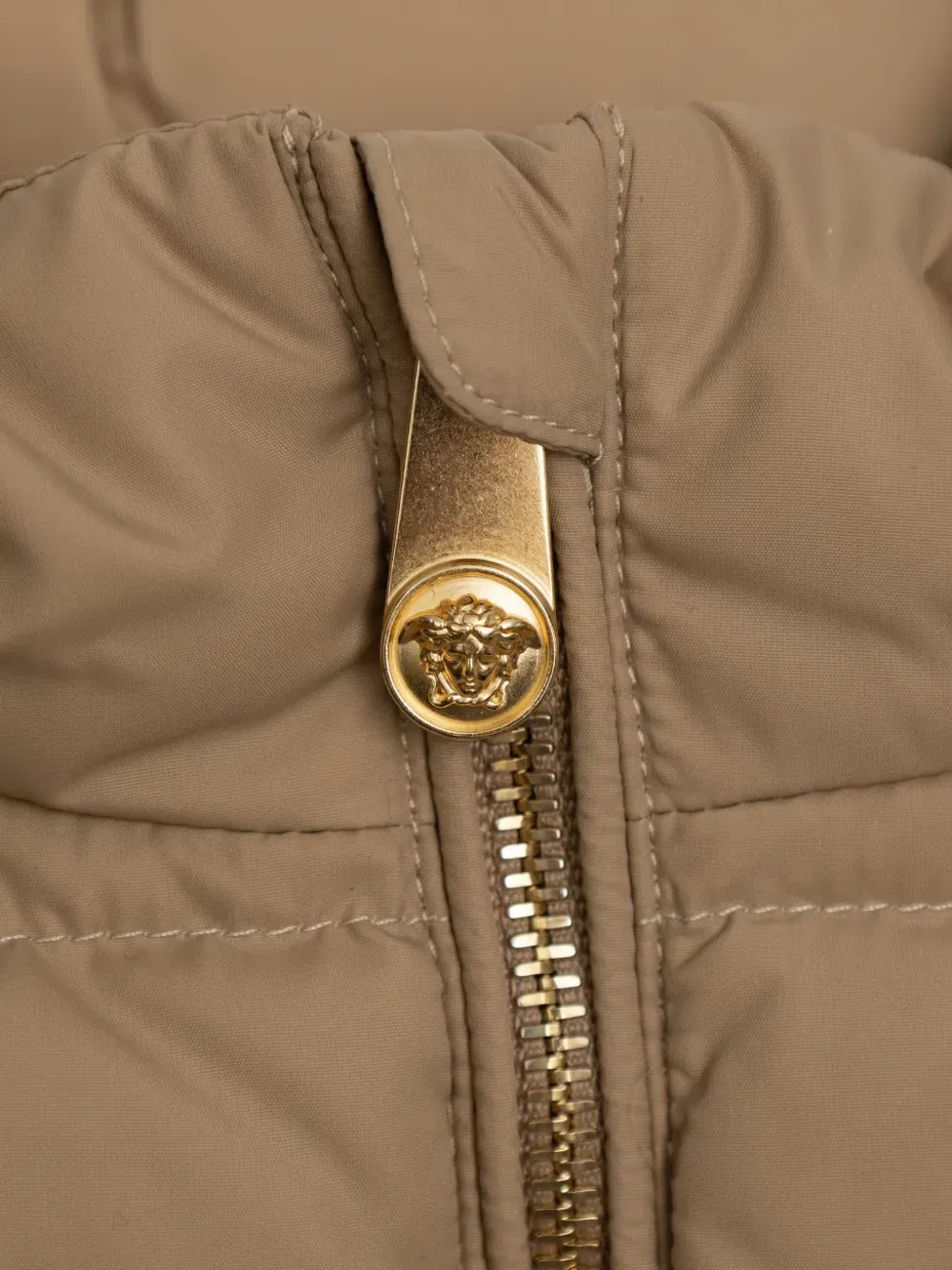 Стеганый жилет с делкой Greca Versace Kids, бежевый — фото 4