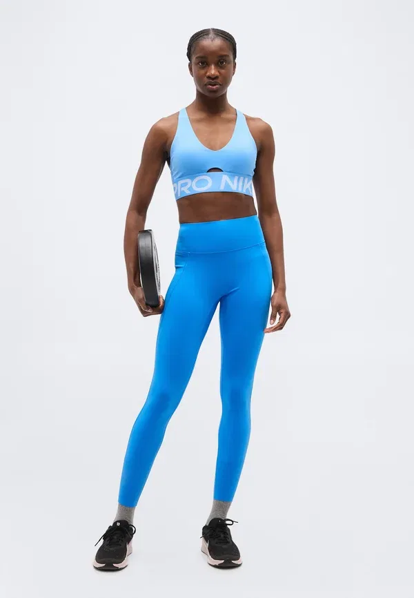 Бюстгальтер с дышащей тканью Sculpt bra Nike Performance, University Blue/Hydrogen Blue/White, белый/синий — фото 2