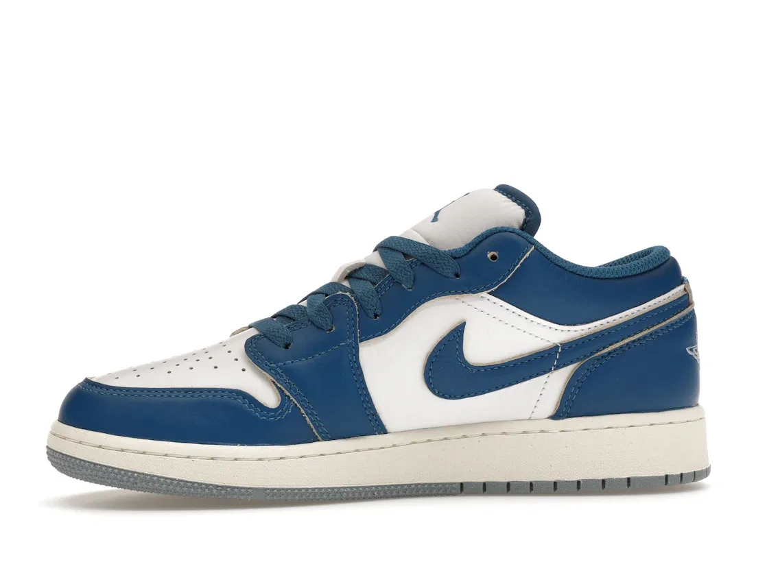 Детские кроссовки с премиальными материалами Jordan 1 Low SE Industrial Blue (GS) Jordan, White/Blue Grey/Sail/Industrial Blue — фото 3