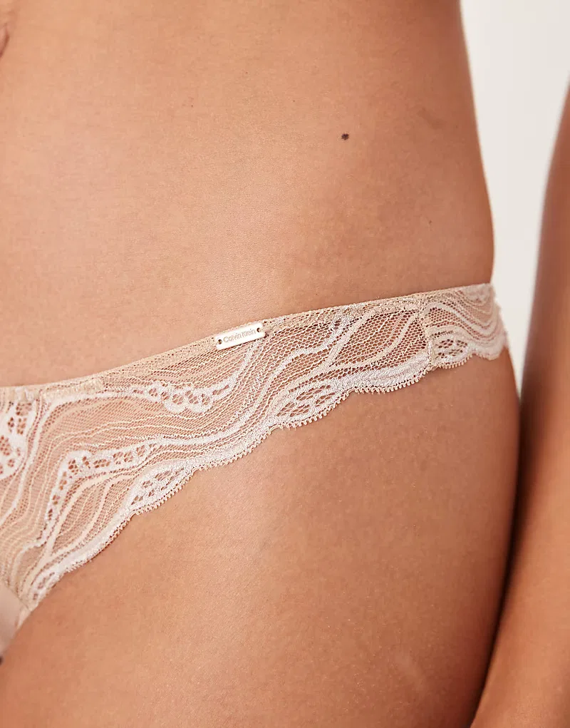 Трусики-стринги Calvin Klein Sensual Stretch из эластичного кружева, бежевый — фото 3
