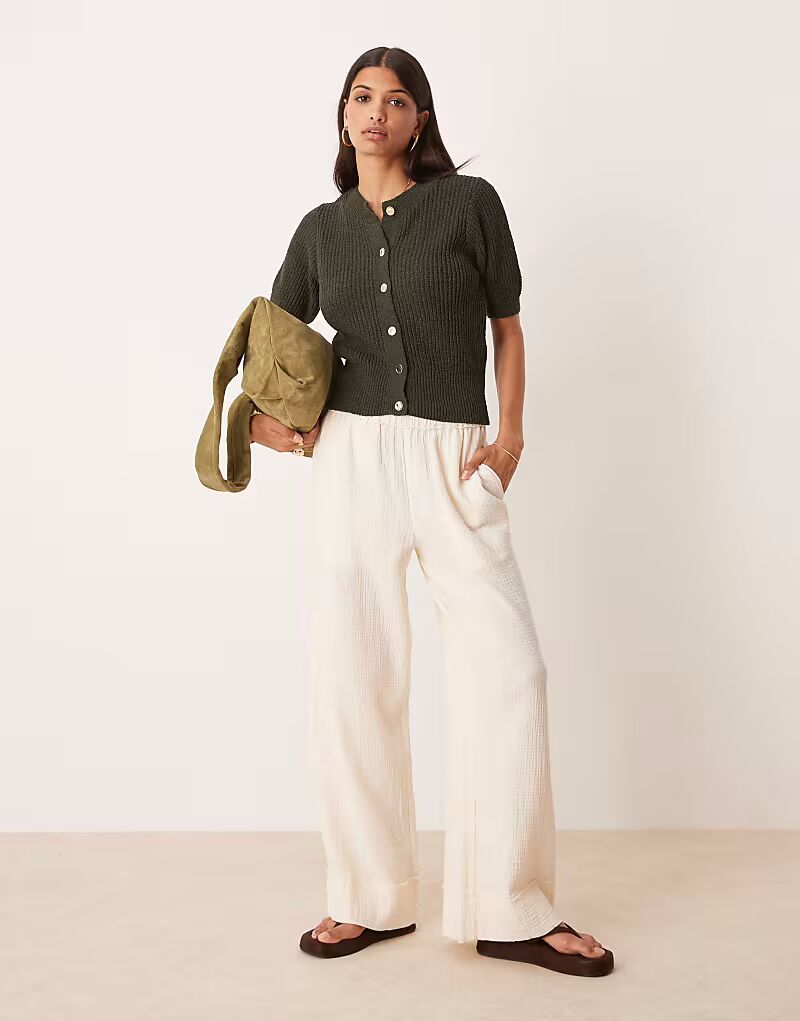 

Фактурный кардиган с короткими рукавами и золотыми пуговицами цвета хаки Asos Design