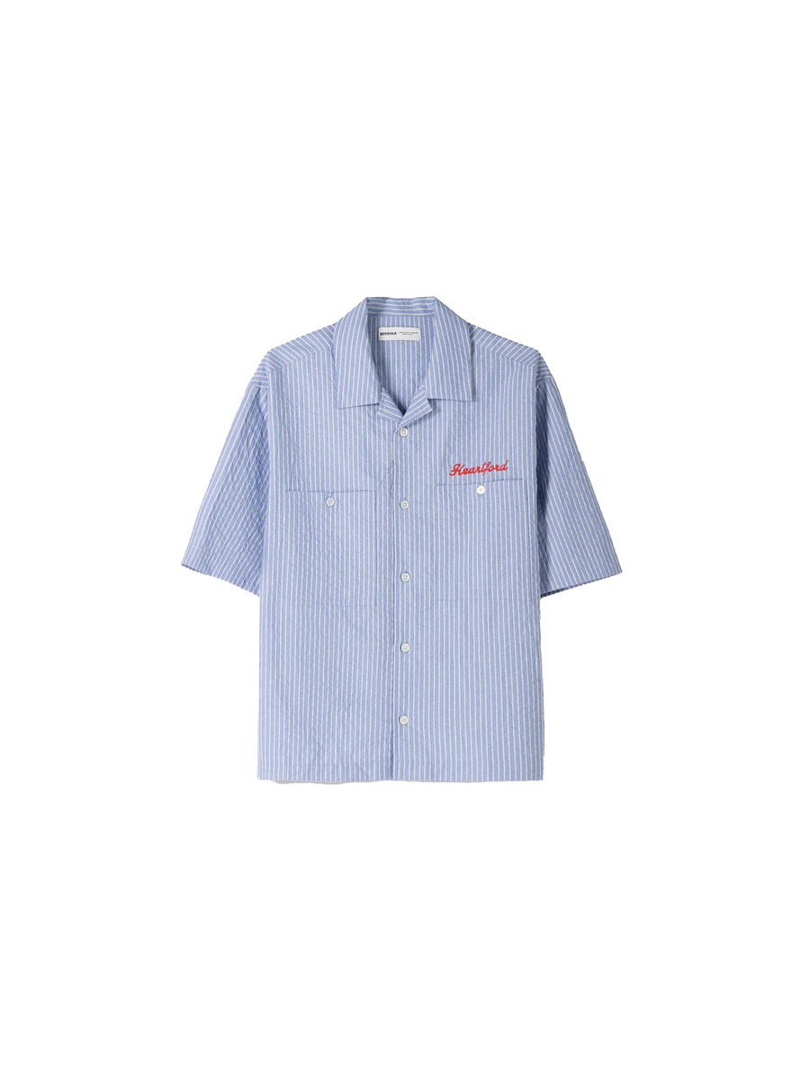 

Повседневная рубашка Bershka Regular fit Button Up Shirt, небесно-синий
