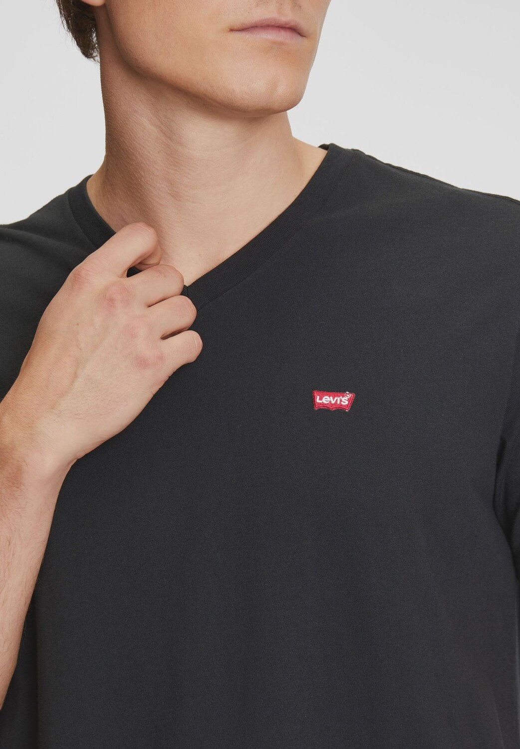 Мужская футболка с V-образным вырезом и вышивкой логотипа Levi's, черный — фото 3