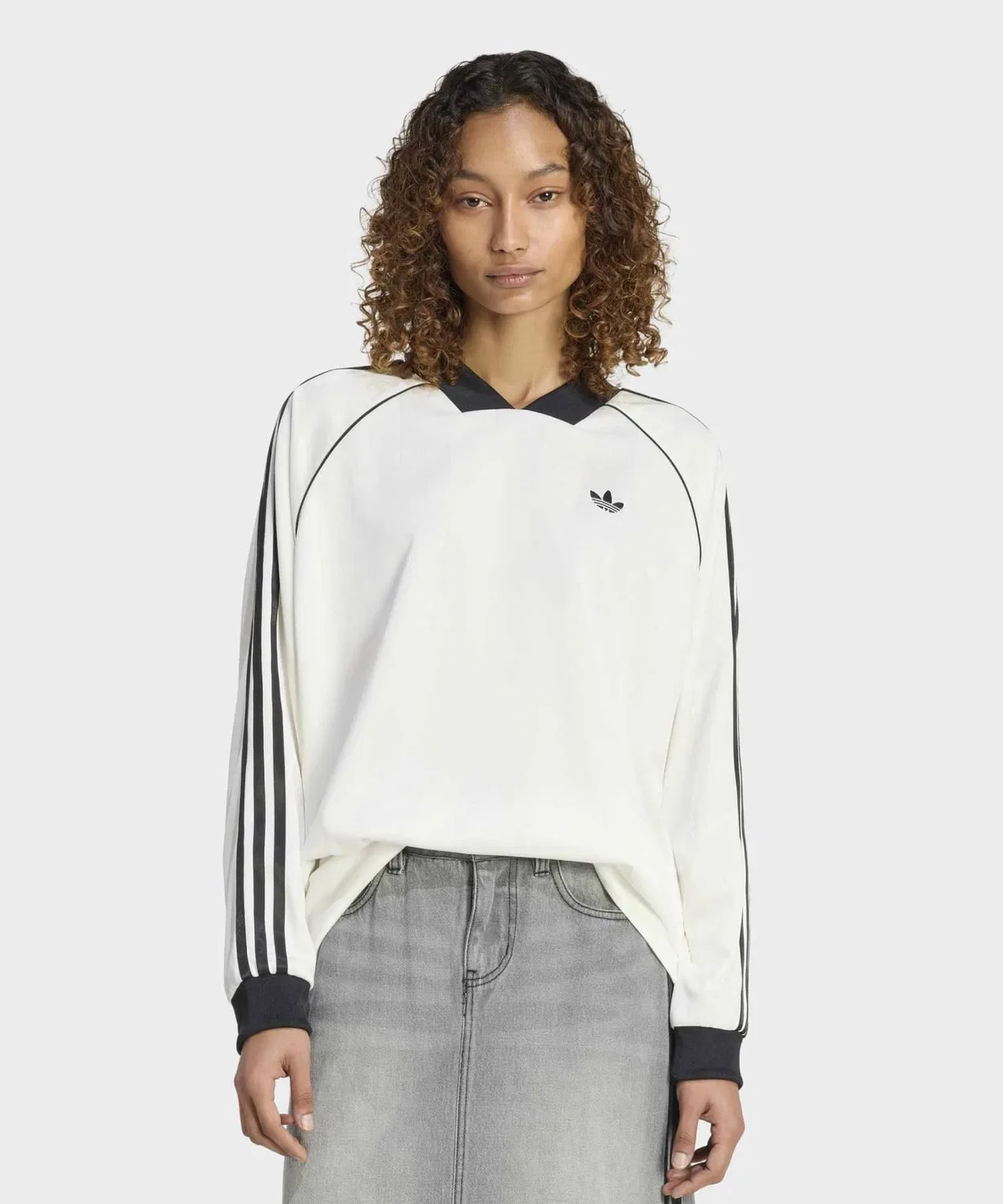 Женская длинная футболка оверсайз с V-образным вырезом и принтом Three Stripes Adidas Originals, Белый