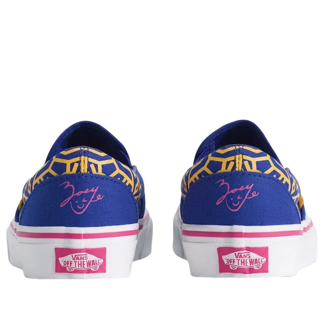 Детские кроссовки с верхом из канваса K-Pop Demon Hunters Classic Slip-On 'Zoey' Vans, Blue/Multi-Color — фото 3