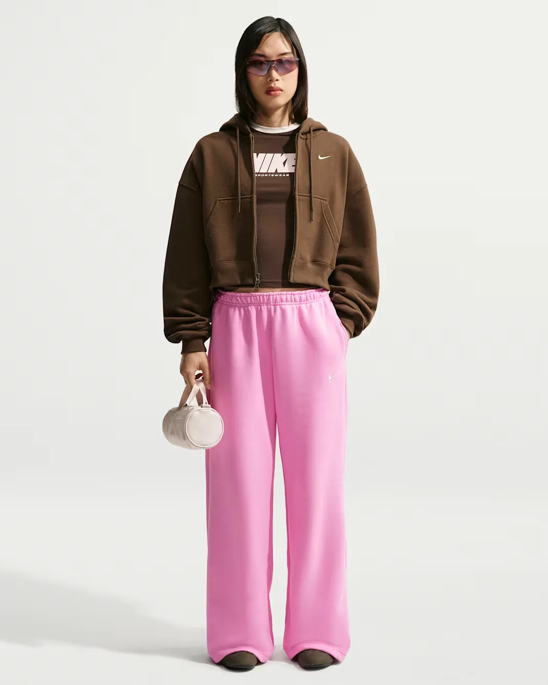 Женские брюки средней посадки с широкими штанинами Nike Studio Fleece Medium Weight, Pink Rise/Sail