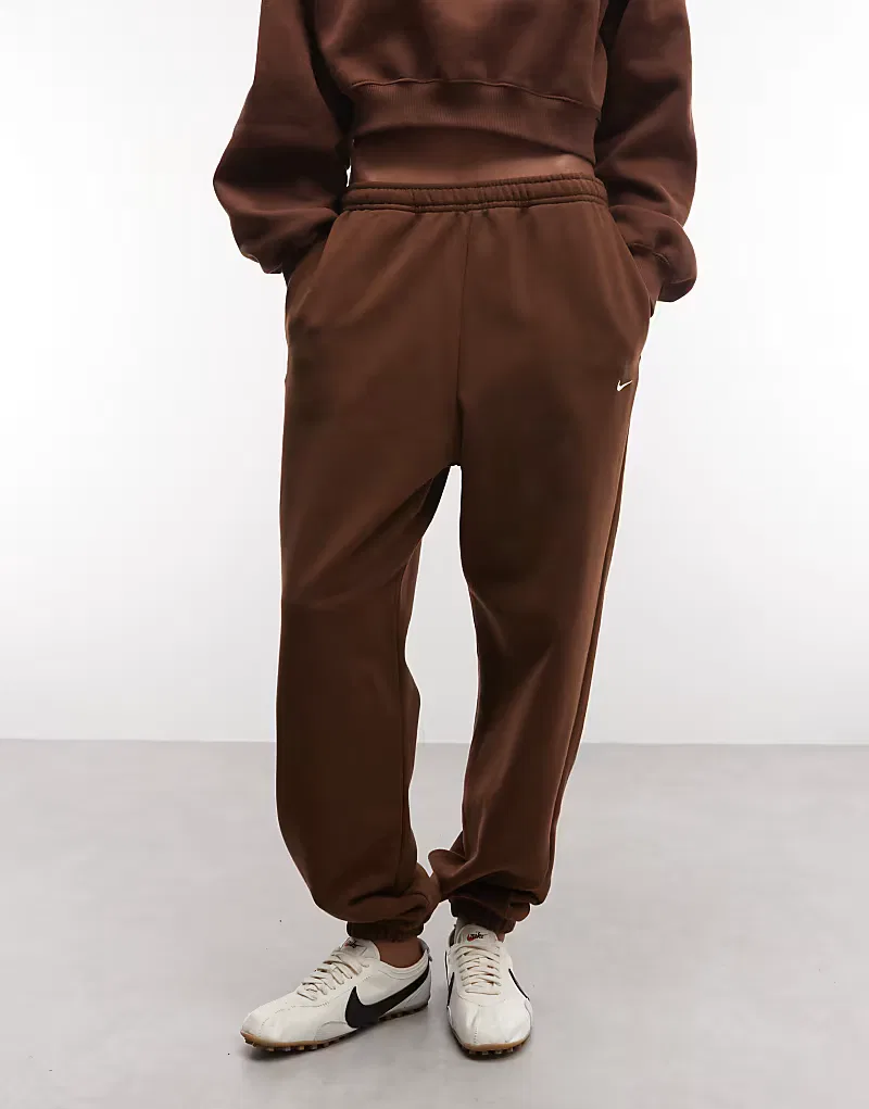 Спортивные брюки Nike Studio Fleece средней плотности, свободного кроя, с отворотами, коричневый — фото 4