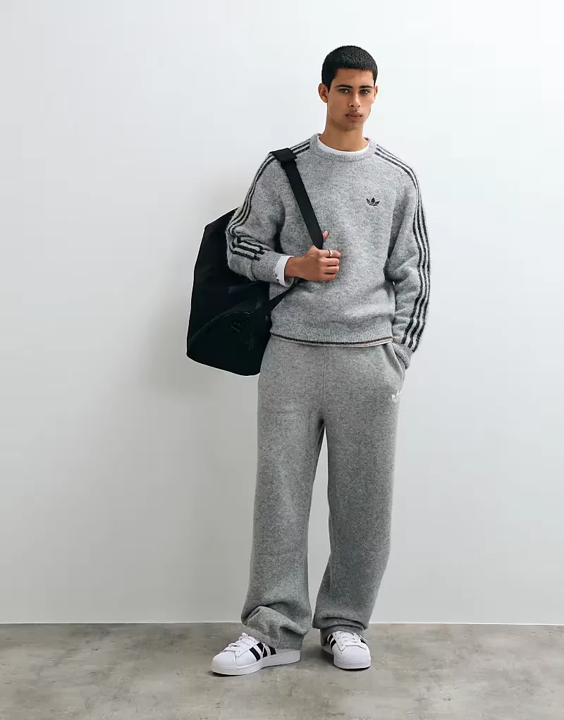 Вязаный пушистый джемпер Adidas Originals с тремя полосками, серый — фото 2