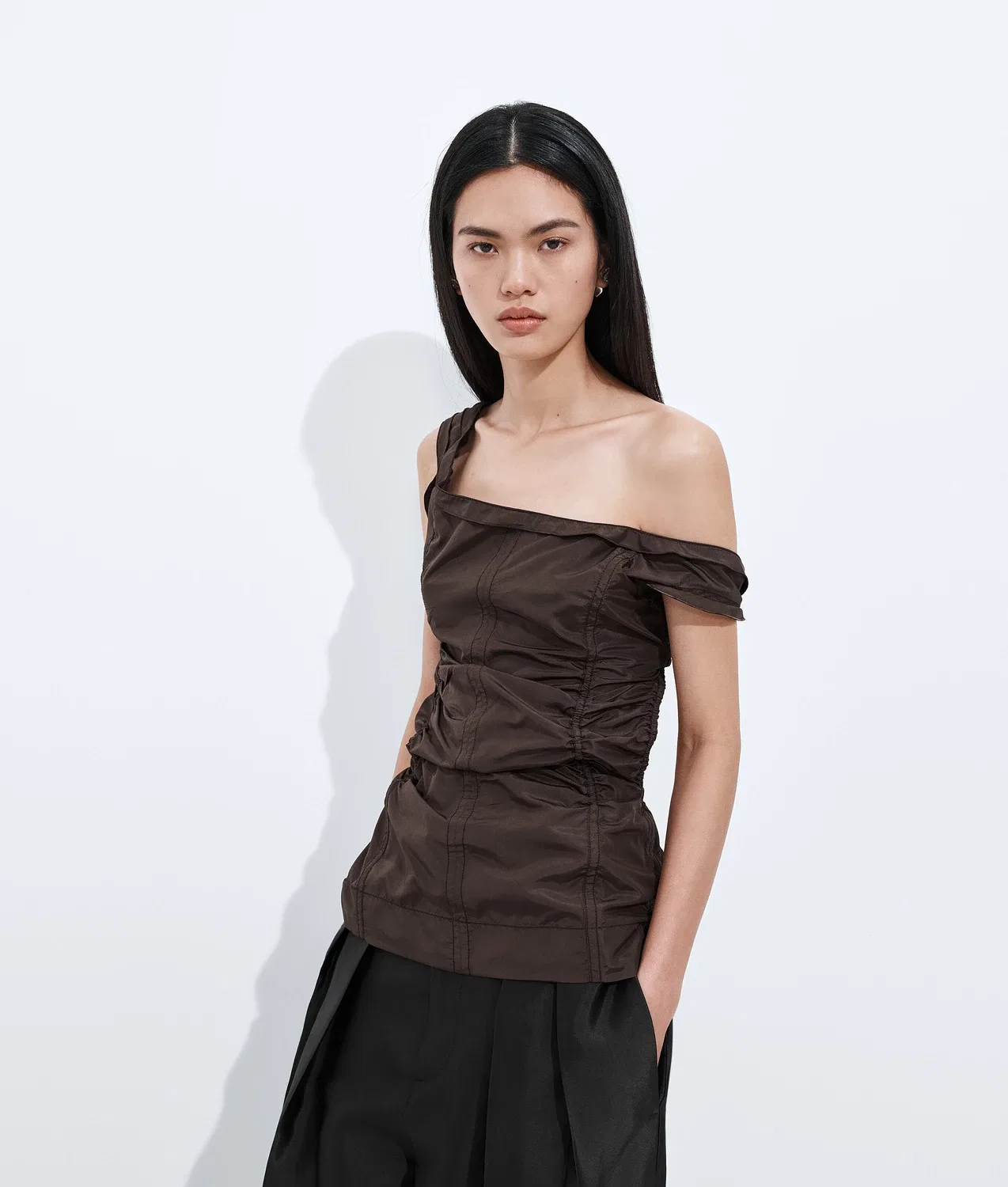 Топ из шелкового тафты с эффектом стирки BOTTEGA VENETA, коричневый — фото 4